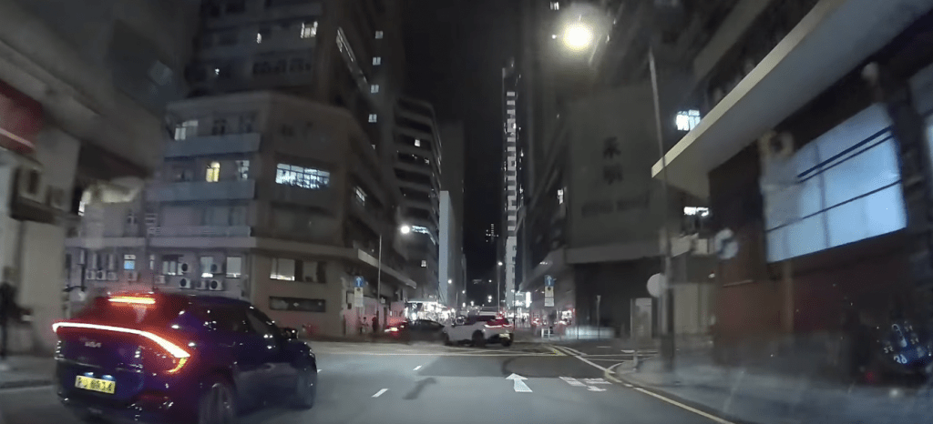 Tesla電動車被撞後，隨即失控在路中心高速「打白鴿轉」（原地旋轉），餘勢未了，橫亘路中。fb「車cam L（香港群組）」