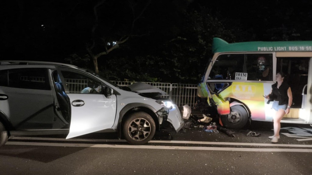 西貢公路發生3車相撞,涉及兩輛專線小巴及一輛私家車。網上圖片 西貢公路發生3車相撞,涉及兩輛專線小巴及一輛私家車。網上圖片