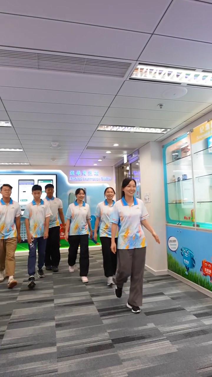 一眾懲教先鋒領袖在片中走訪選舉事務處的選舉資訊中心,認識香港選舉制度。懲教署fb片段截圖 一眾懲教先鋒領袖在片中走訪選舉事務處的選舉資訊中心,認識香港選舉制度。懲教署fb片段截圖