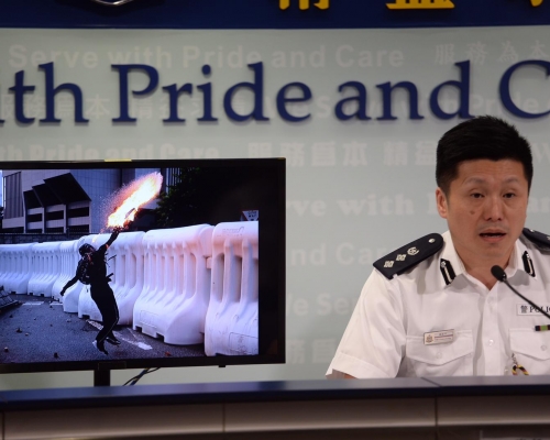 警方指示威者昨在政府總部一帶擲逾80枚汽油彈。