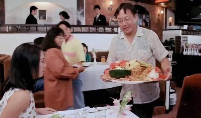 网民上载《合家欢》食自助餐的剧照。网图