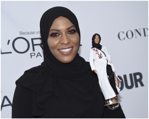 穆罕默德手捧著向她致敬的芭比娃娃。AP