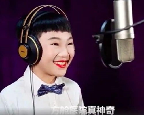 歌曲邀請來一名小男孩拍攝MV。影片截圖