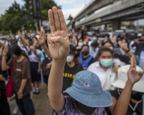 泰國政府禁制媒體報道示威,又關閉一個由學生抗議團體「自由青年」建立的專頁兼限制他們使用Telegram。AP圖片