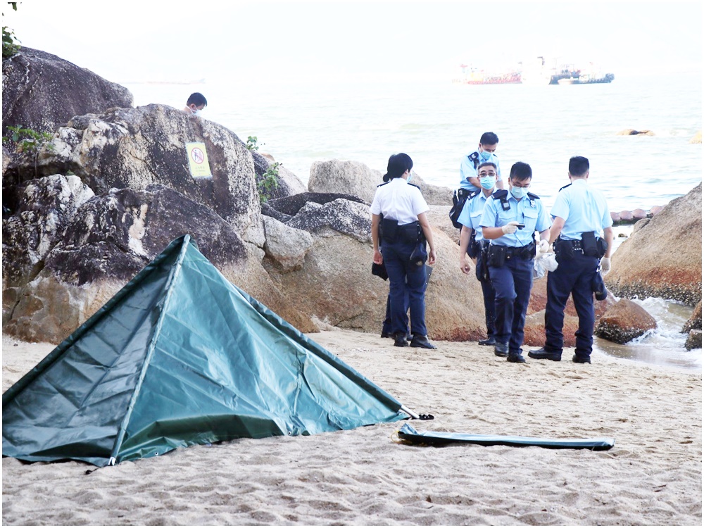 警方以帳篷遮蓋死者遺體。
