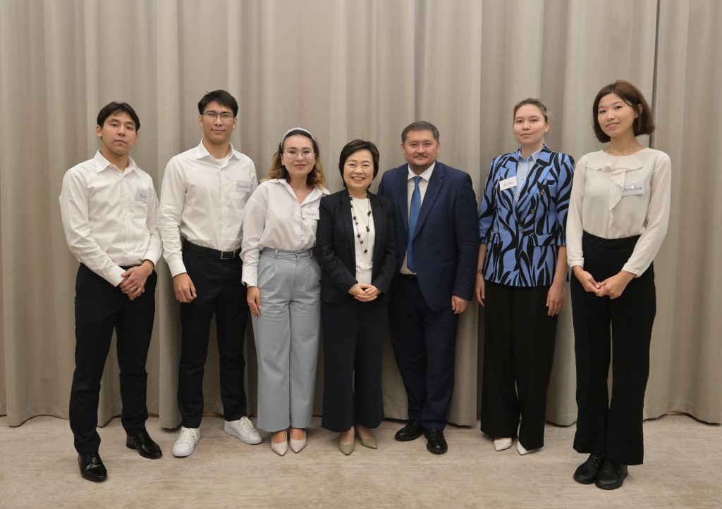 蔡若蓮及Sayasat Nurbek與在本港大學就讀的哈薩克學生會面。政府新聞處圖片
