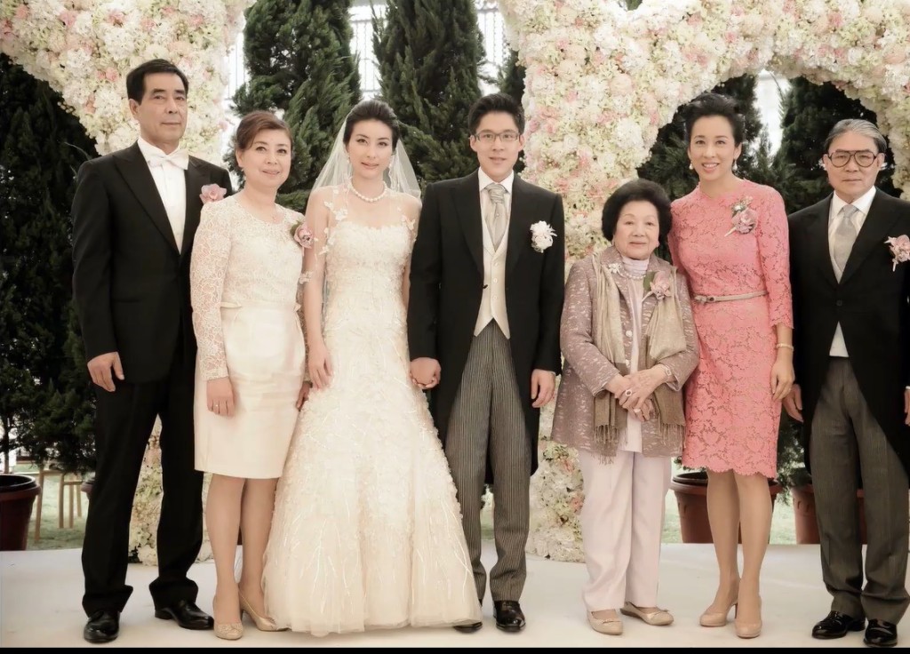 霍啟剛與郭晶晶結婚時的家庭合照。