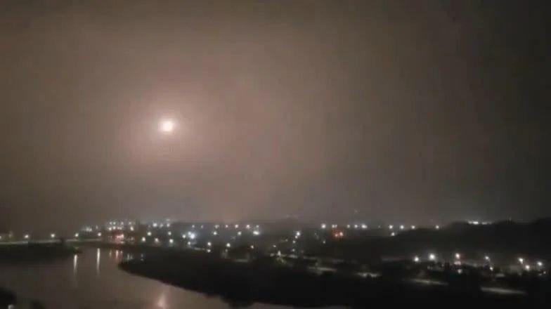 網上片段顯示江陵市一個空軍基地附近出現一個巨大的橙色火球。網圖