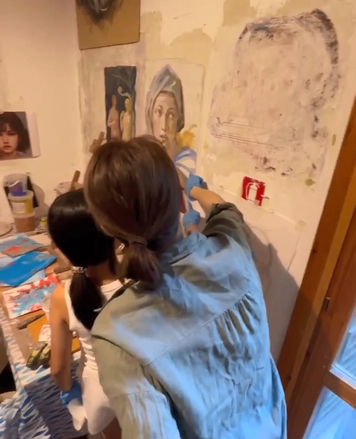 与女儿齐齐画画。
