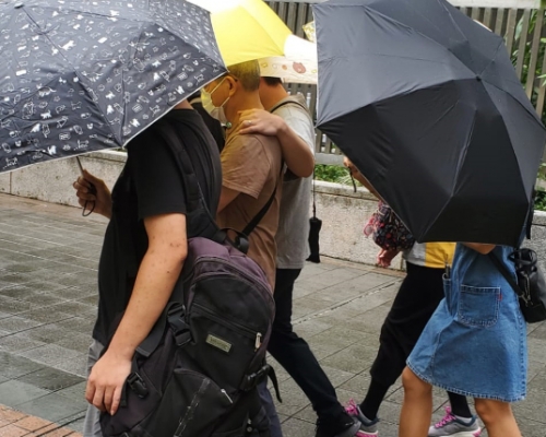 被告黃紫健 (灰衫黑褲黑鞋)。