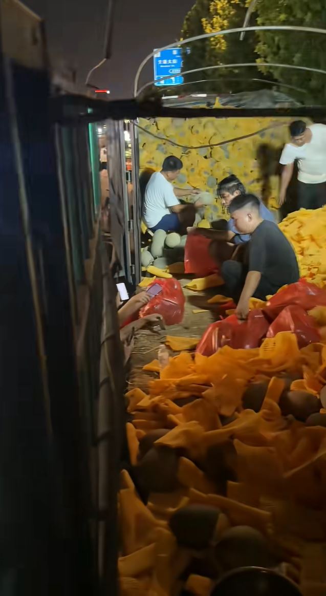 河北有父母只顧在水果檔買哈密瓜，卻把年幼女兒遺下。