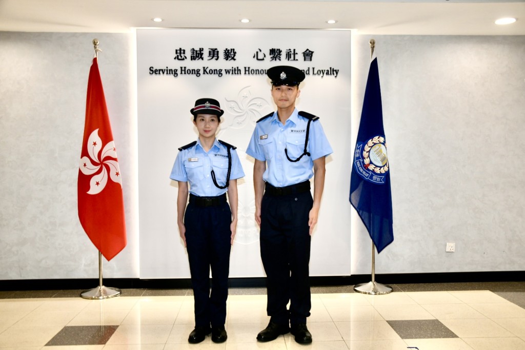 正職是政府統計處統計師的吳海俊(右)及執業大律師的邱紫君(左)成為「新紮」輔警。 楊偉亨攝 正職是政府統計處統計師的吳海俊(右)及執業大律師的邱紫君(左)成為「新紮」輔警。 楊偉亨攝