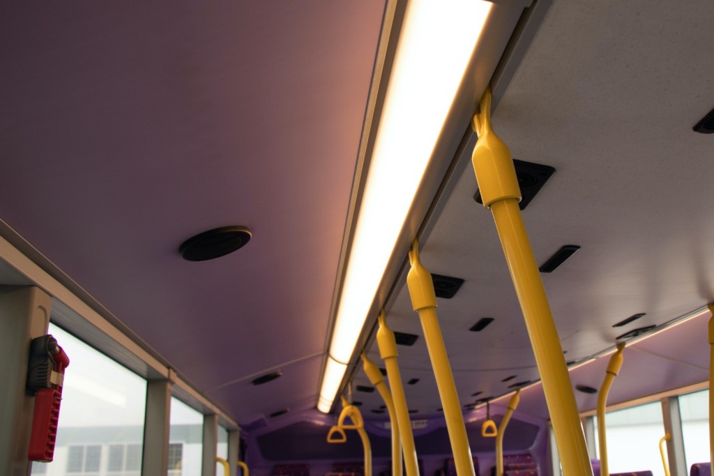 太陽能板收集的可再生能源可供電予車廂的照明系統、動態巴士站顯示屏及車身電子路線牌。