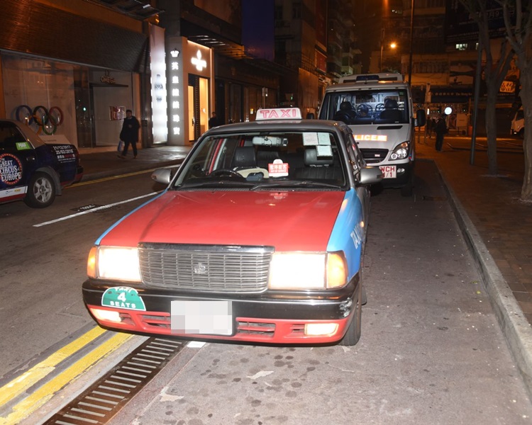 一名男子疑不忿的士「冚旗」不載客，打裂車頭玻璃。