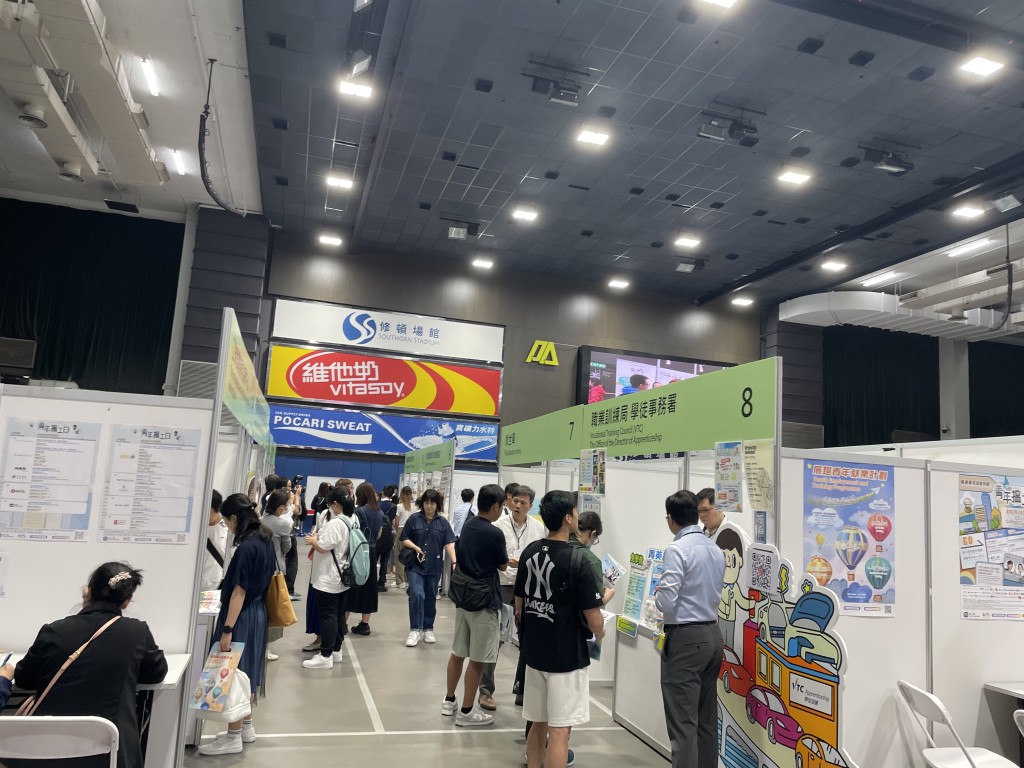 勞工處為15至29歲副學位或以下的青年舉辦「青年搵工日」。蔡思宇攝