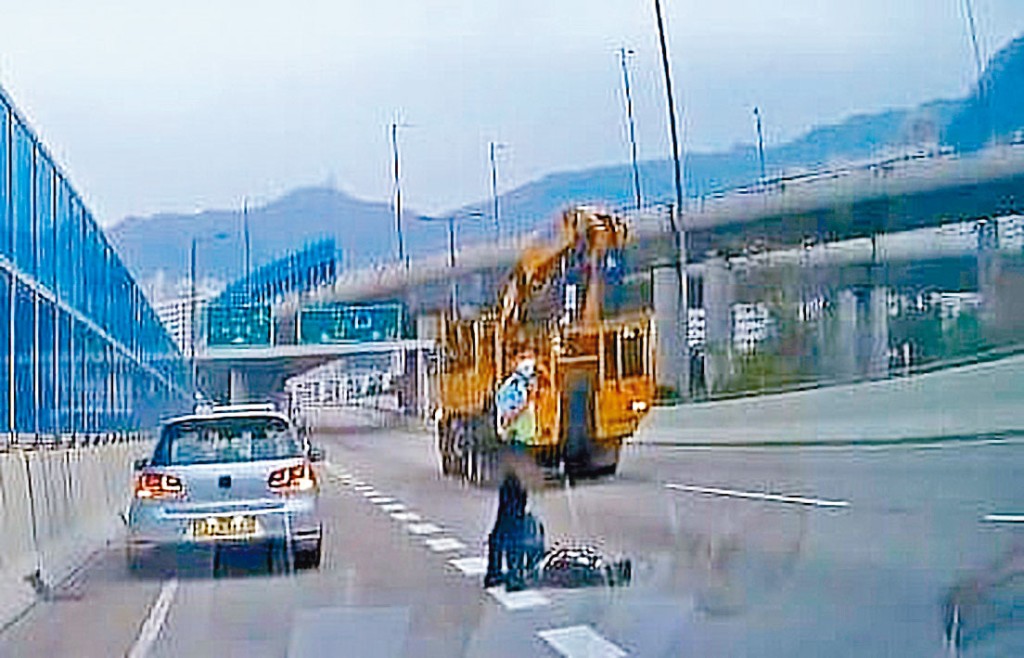 怪漢被吊臂車撞倒，交警趕至救援。