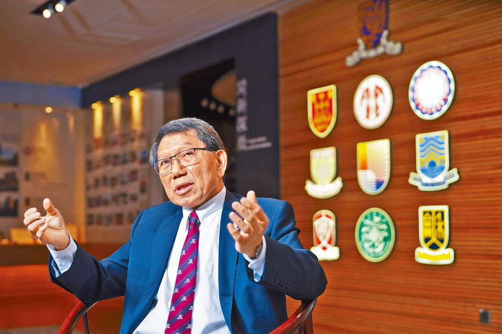 段崇智指，大學任務有二：教謀生、教做人；認為大學教育需全人發展，不能只教技能，否則只消三、五年便會被科技淘汰。