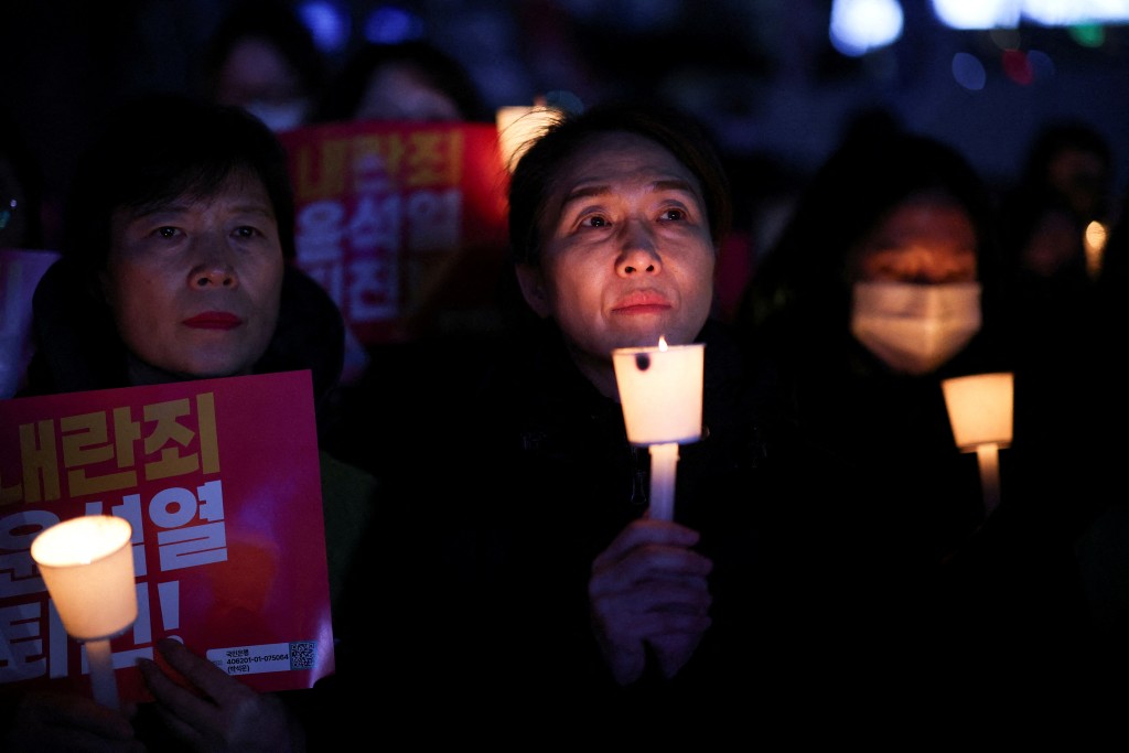 南韓民眾發起燭光集會，要求尹錫悅下台。（路透社）