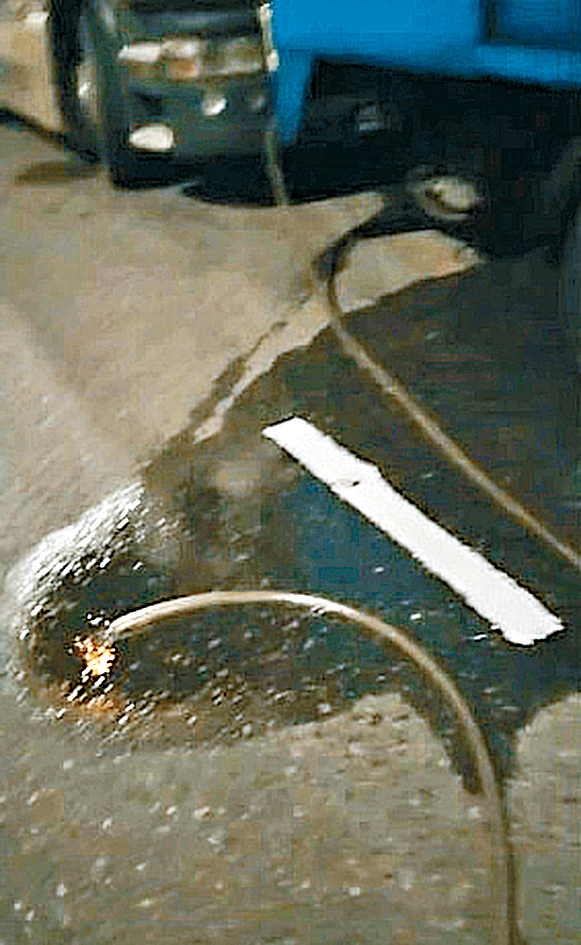成为「偷油贼」目标的拖头旁有一条油喉，相信是油渣的液体流出。