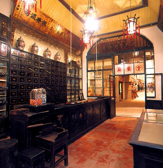 從前香港藥材鋪的有一個稱為百子櫃的大櫃，存放各式中藥材。