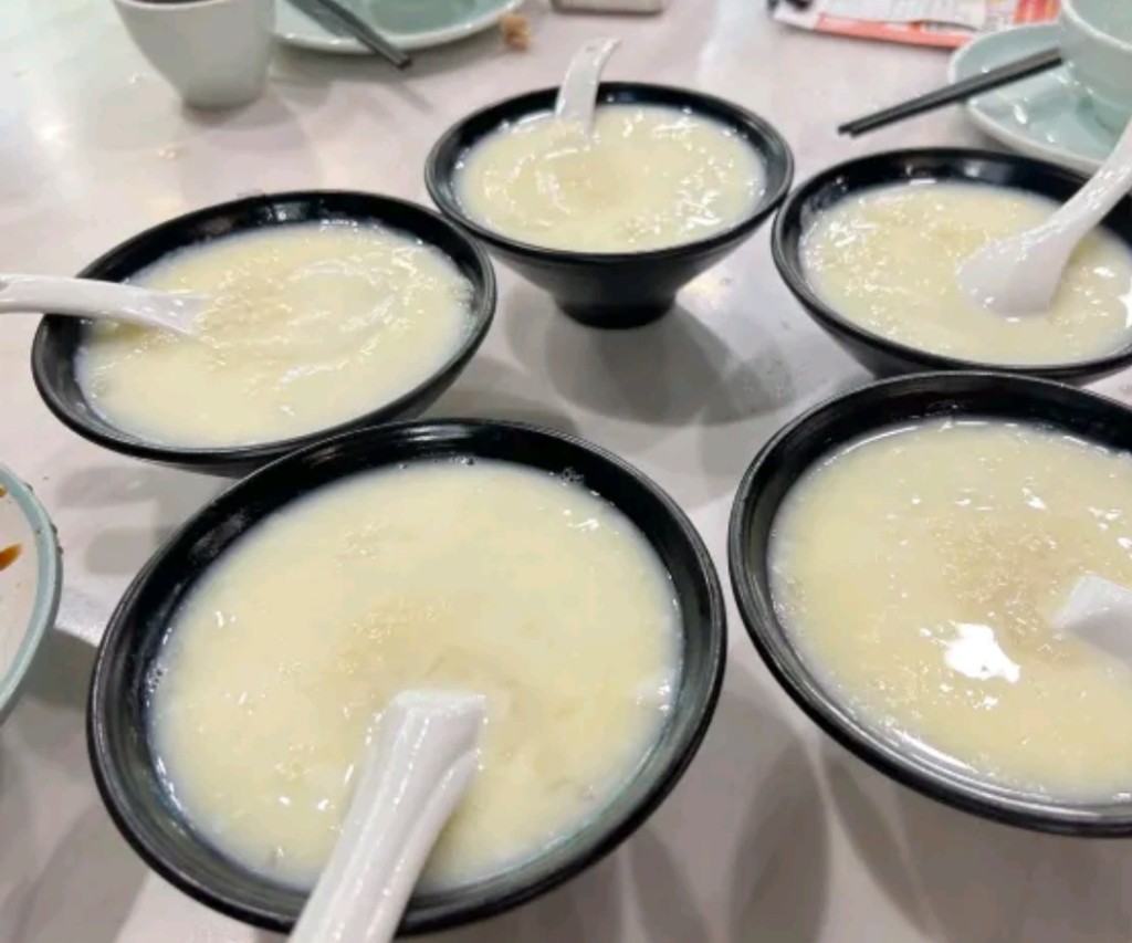 廣州丘大6仔記餐廳燉水牛奶香甜軟滑。（圖片來源：Trip.com＠睿紓）