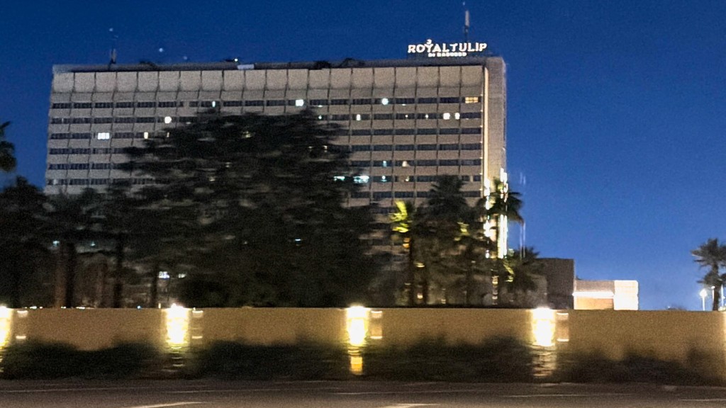 一架無人機擊中「綠區」一間豪華酒店。路透社