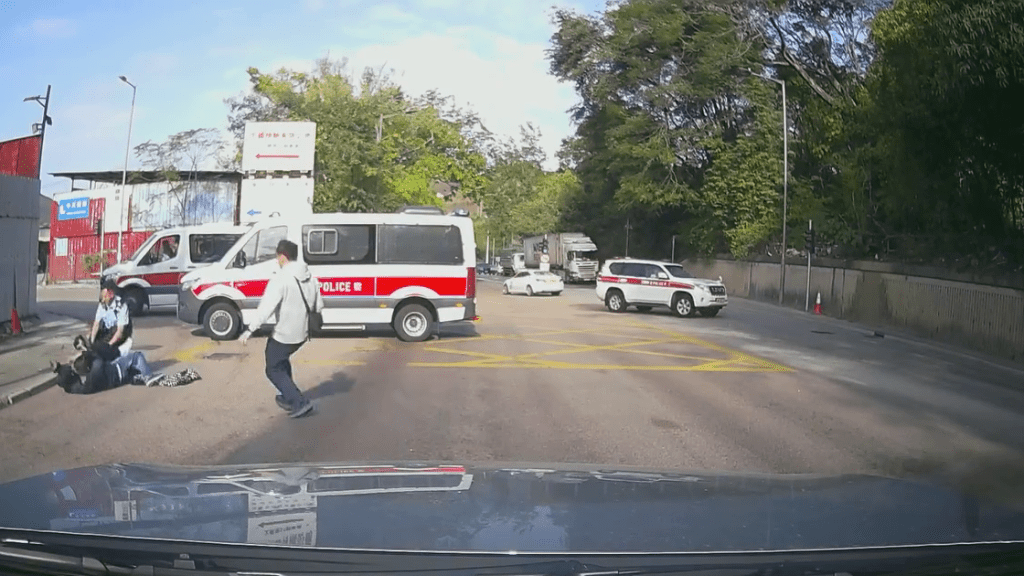 大批警員則上前將落單乘客按地制服。