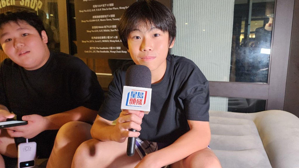 中二生KFC和朋友更自備充氣床坐在地上等候,他坦言自己「無錢、唔想食炒價」。 中二生KFC和朋友更自備充氣床坐在地上等候,他坦言自己「無錢、唔想食炒價」。