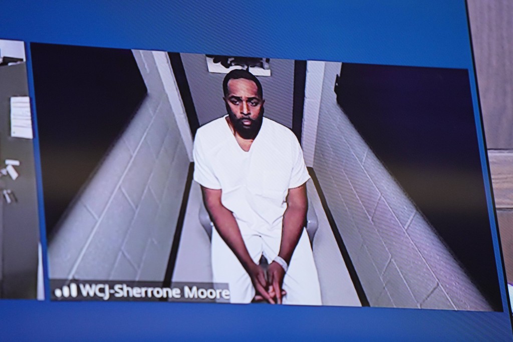 摩尔目前被控多项罪名。美联社