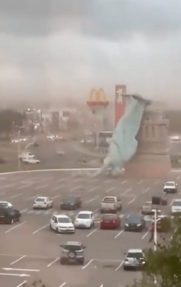 雕像最終倒塌碎裂，頭部墜地後徹底破碎。X@sentdefender