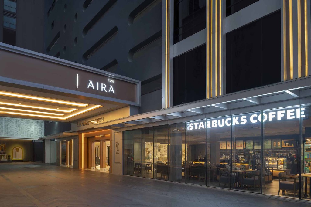曼谷Aira Hotel Bangkok地面便设有Starbucks咖啡店。