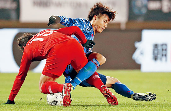 小川航基（右）首次成為大國腳即連中三元，前途無可限量。