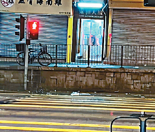 ■玻璃樽飛墮至大廈對開行人路,留下一地碎片。 ■玻璃樽飛墮至大廈對開行人路,留下一地碎片。