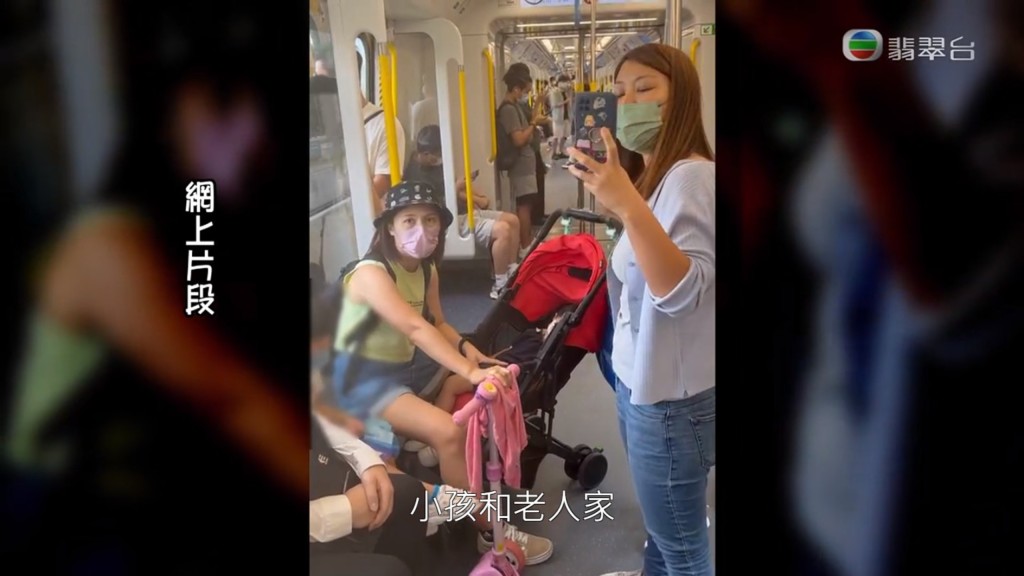 兩名女子反拍其他乘客。