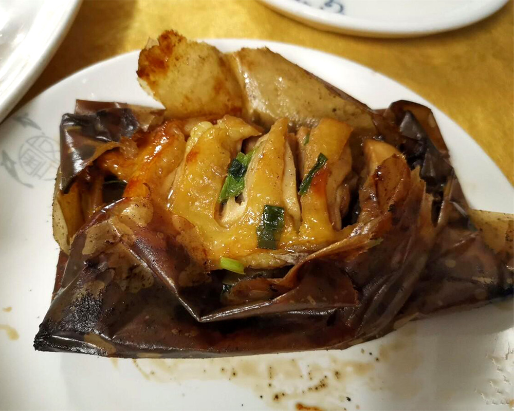 怀旧广东菜纸包鸡。（图片来源：Facebook@麦总去哪吃  ）