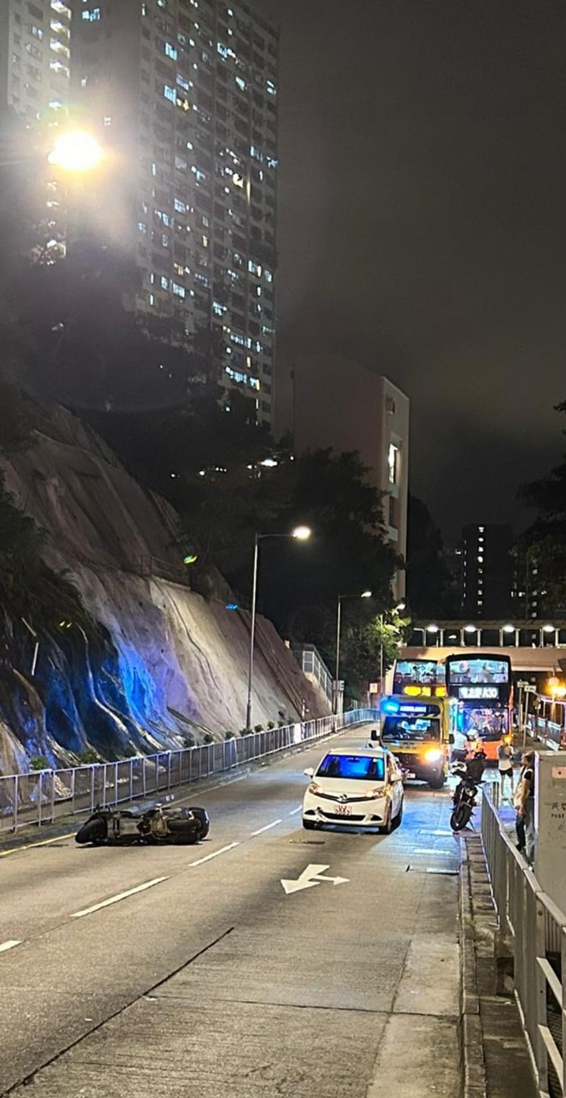 一輛電單車與一輛白色私家車發生相撞。葵青區區議員劉貴梅提供