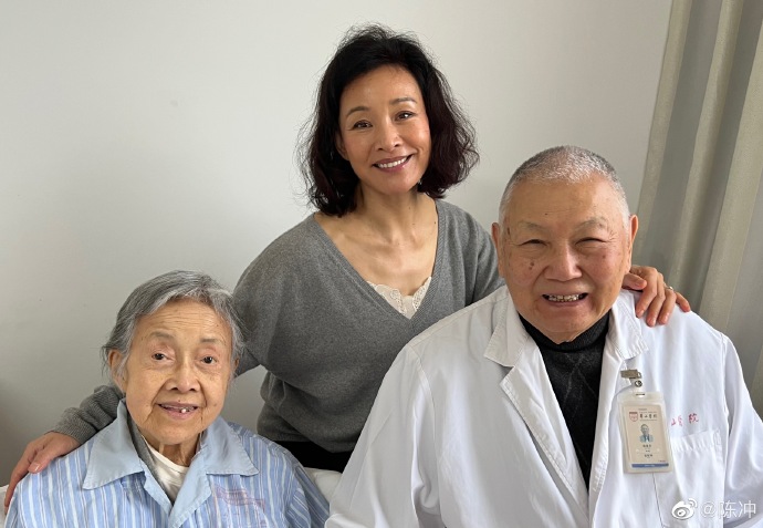 陈冲说刚离开3周,母亲就走了。 陈冲说刚离开3周,母亲就走了。