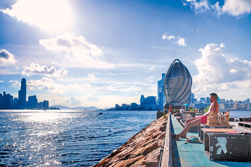 天文台指，受高空反气旋影响，今日大致天晴，日间极端酷热。