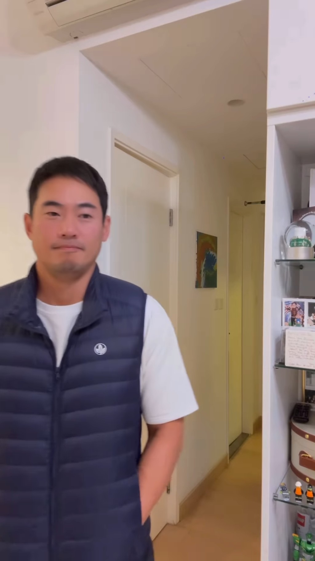 見到林芊妤老公步出客廳見到如此狀況,立即扁一扁嘴,轉身走回房間,以免眼冤! 見到林芊妤老公步出客廳見到如此狀況,立即扁一扁嘴,轉身走回房間,以免眼冤!