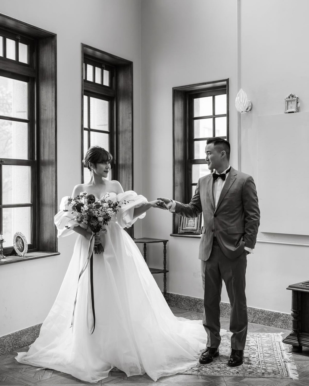 蔡函岑披上絕美婚紗，與老公執手相望，畫面唯美典雅。