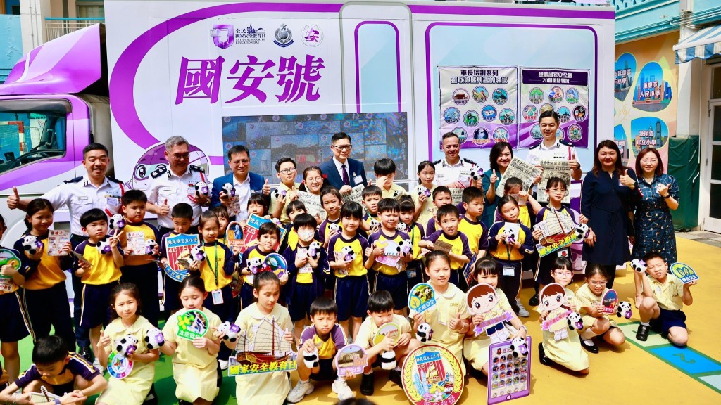 保安局局长邓炳强今（1日）到访九龙一间小学，和学生一起登上「NSpeed 国安号宣传车」。邓炳强fb