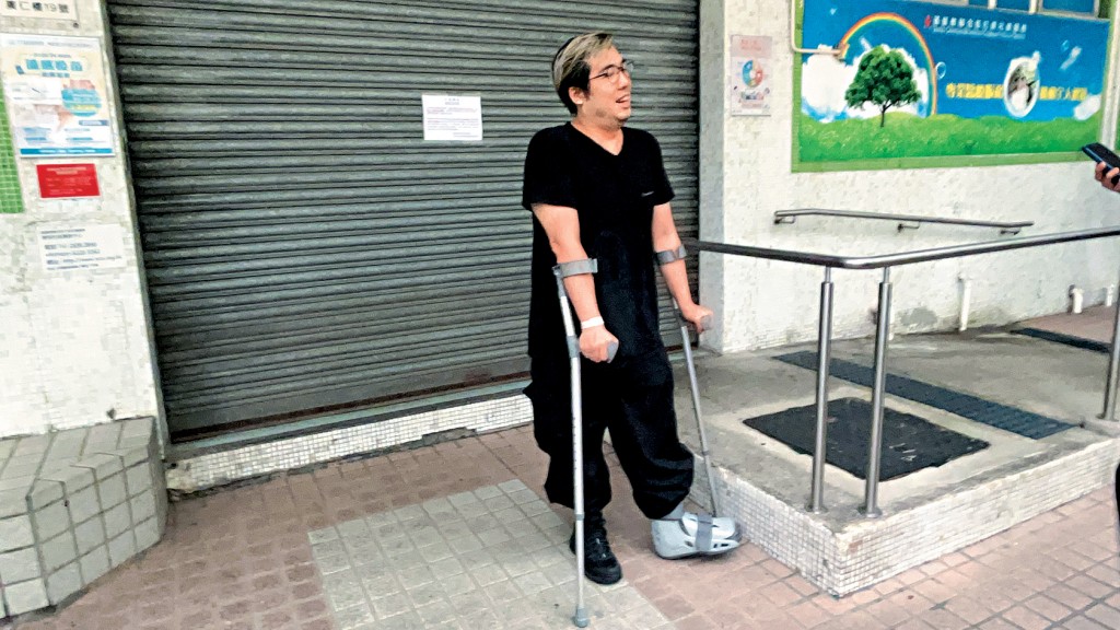 宏昌閣住戶郭先生左腳骨折仍堅持撐着枴杖上7樓，離開時還特別拆走門牌。