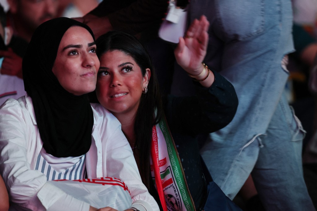 觀眾席上戴上頭巾的伊朗女球迷。路透