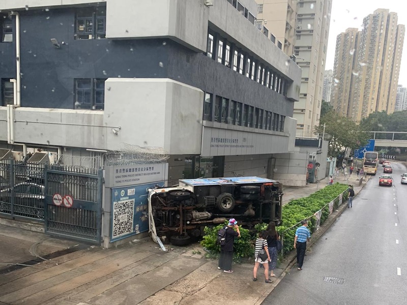 消防員到將司機救出。圖:馬路的事(即時交通資訊台) 網民Tat Tat Chan