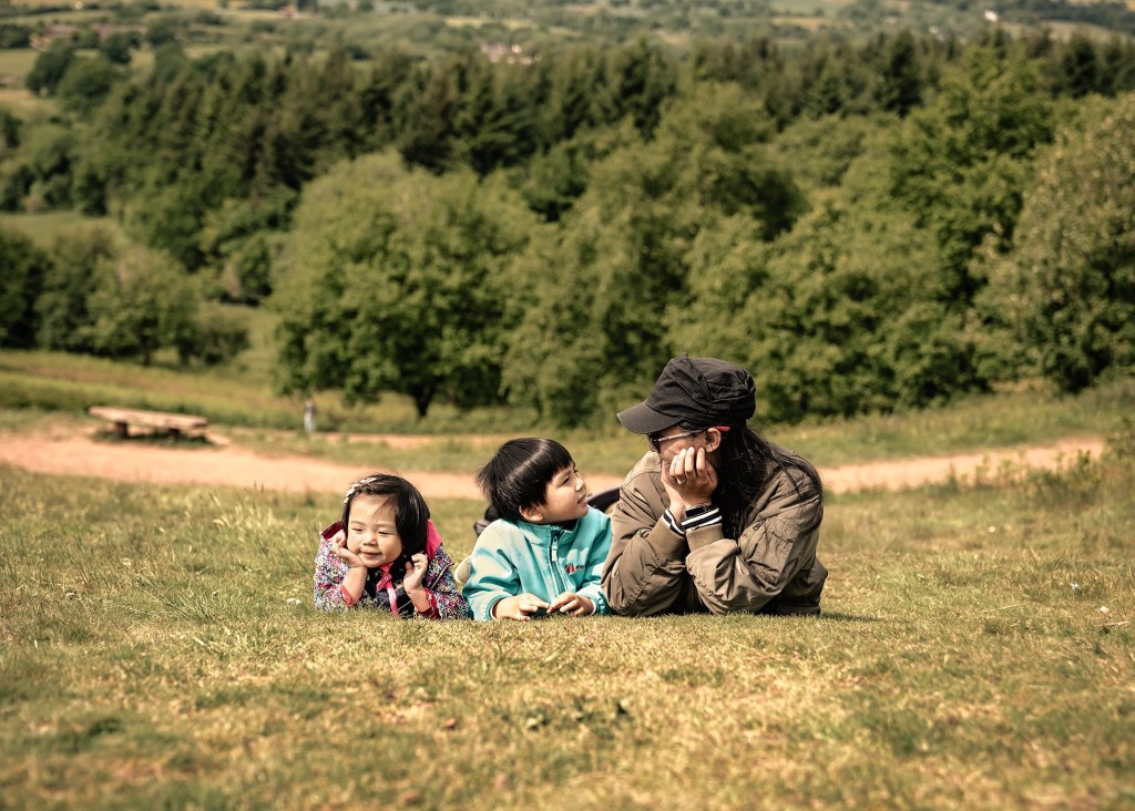 葉嵐（Fuyi，右一）於二○一九年帶同兩名子女移居英國中部小鎮索利赫爾（Solihull），她認為當地樸實的環境令小朋友多了機會走出課室，接觸大自然。
