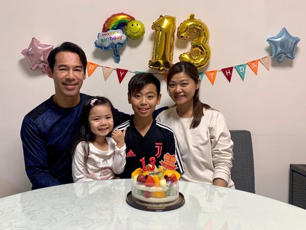 受疫情影響,就算囝囝13歲生日,徐榮一家四口只能在家慶祝。