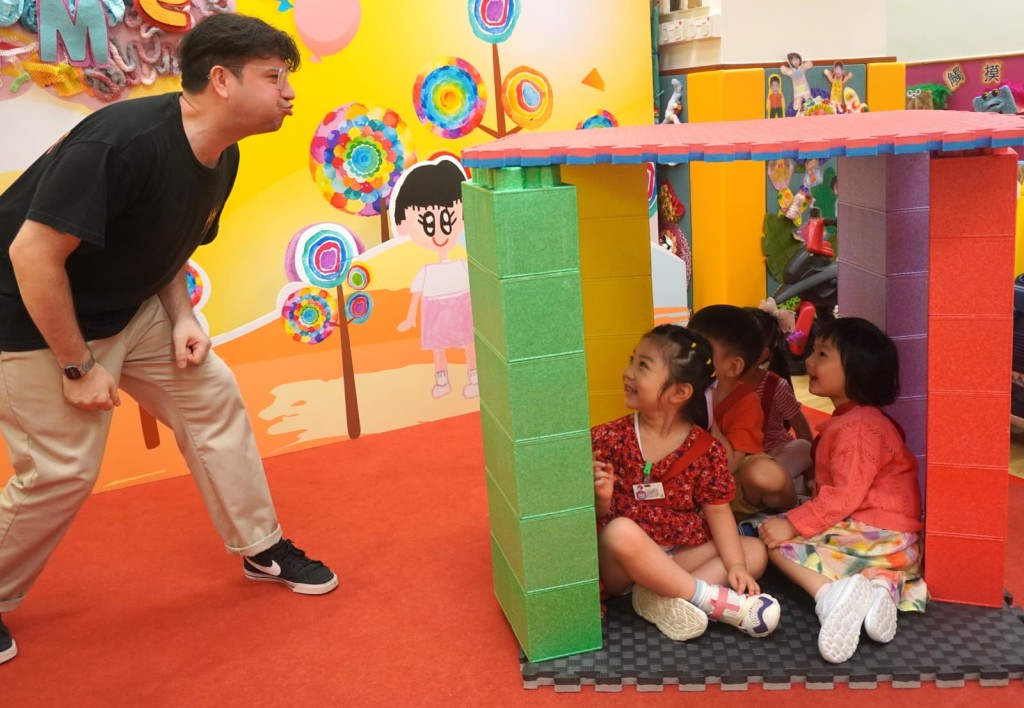 重視從遊戲中學習英文，親身體驗英語繪本的故事情境，從而培養他們提出自己見解的能力。東華三院提供
