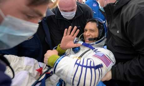 NASA太空人魯比奧在聯盟號太空艙著陸哈薩克後不久，由地面人員幫助離開。路透社