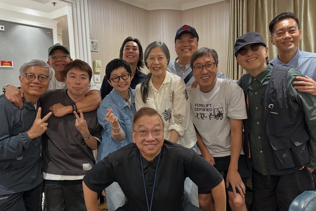 周星馳的家姐周文姬(中,白衣者)亦有出席。 周星馳的家姐周文姬(中,白衣者)亦有出席。