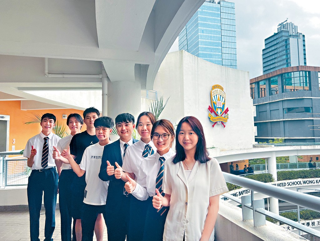 沙田區直資一條龍學校香港浸會大學附屬學校王錦輝中小學今年有50名學生應考英國高考，其中8人考獲4A*。（圖片來源：《星島日報》）